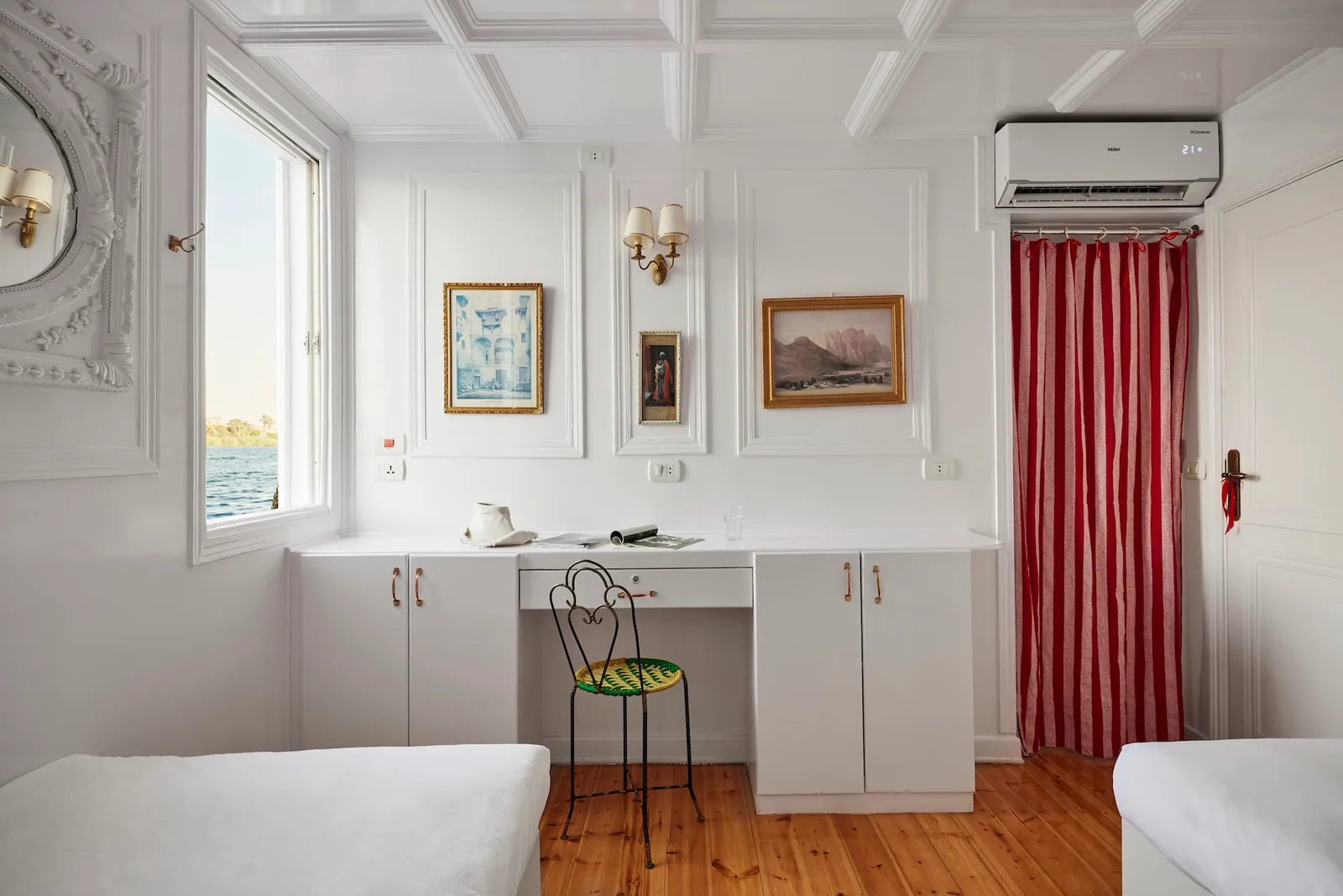 Adelaïde — Deluxe Suite, гостиная с рабочим столом