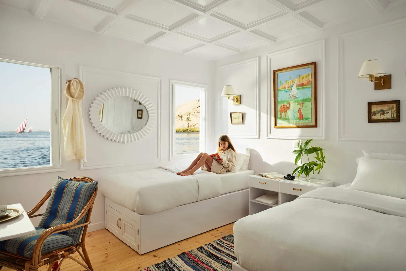 Dendera — каюта Luxury Room с окном на реку