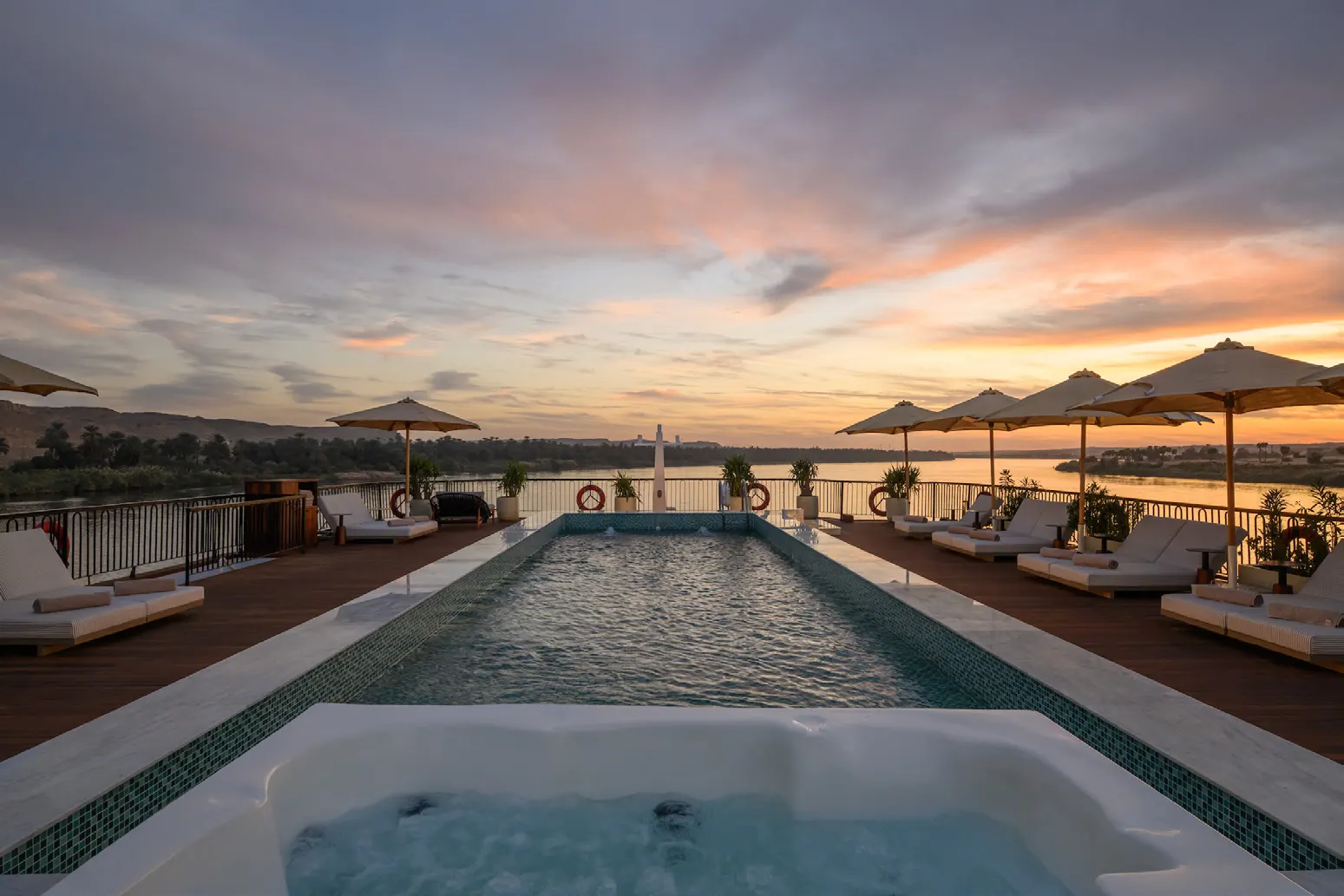 Джакузи и бассейн на закате, Le Fayan Suites